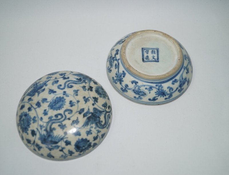 Rare early Ming blue and white cover box