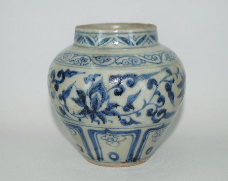 Rare Yuan dynasty Persian blue and white big jar