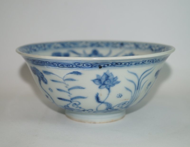 Rare Ming dynasty 15th century blue and white flying dragon bowl