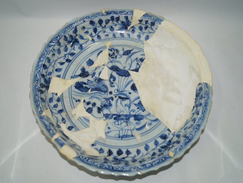 Rare Yuan dynasty blue and white Persian blue large dish