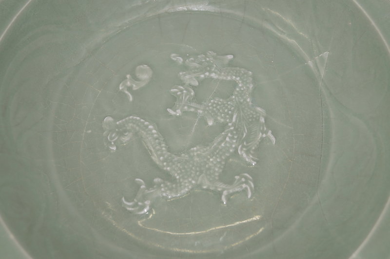 Unusual Yuan longquan plate with left faced Dragon motif