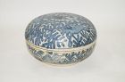 Rare Ming dynasty Wanli blue and white large covered box