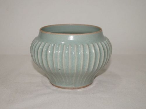Song dynasty longquan celadon bluish green large jar
