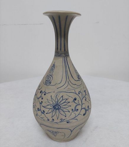 Vietnamese Annamese 15th century blue and white yuhuchun vase