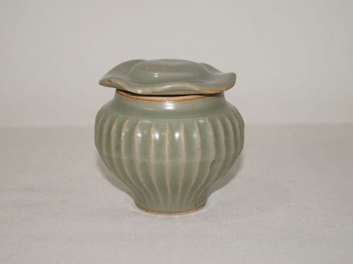 Song dynasty longquan celadon ribbed jar with cover