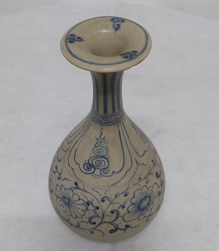 Vietnamese Annamese blue and white yuhuchun vase