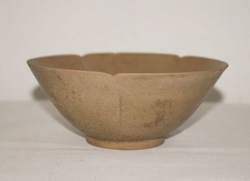 Five dynasties yue flower shape large bowl