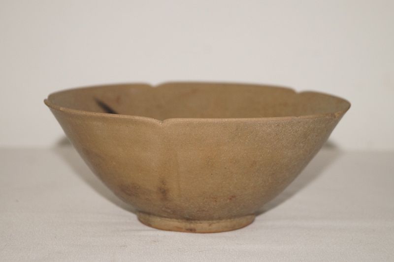 Five dynasties yue flower shape large bowl