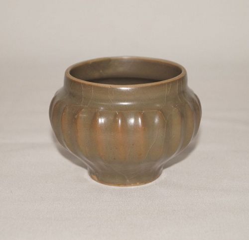 Song dynasty longquan celadon ribbed jar