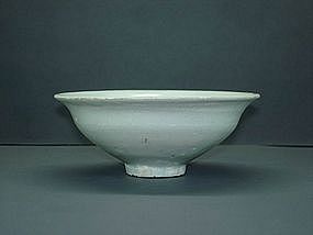 Yuan qingbai bowl molded flower motif