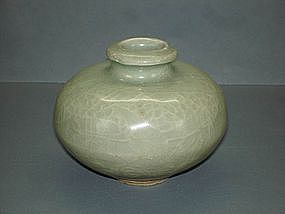 Yuan longquan celadon jarlet with dragon motif