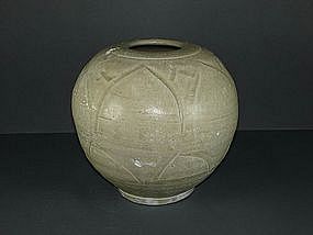 Five dynasty yue yao globular jar