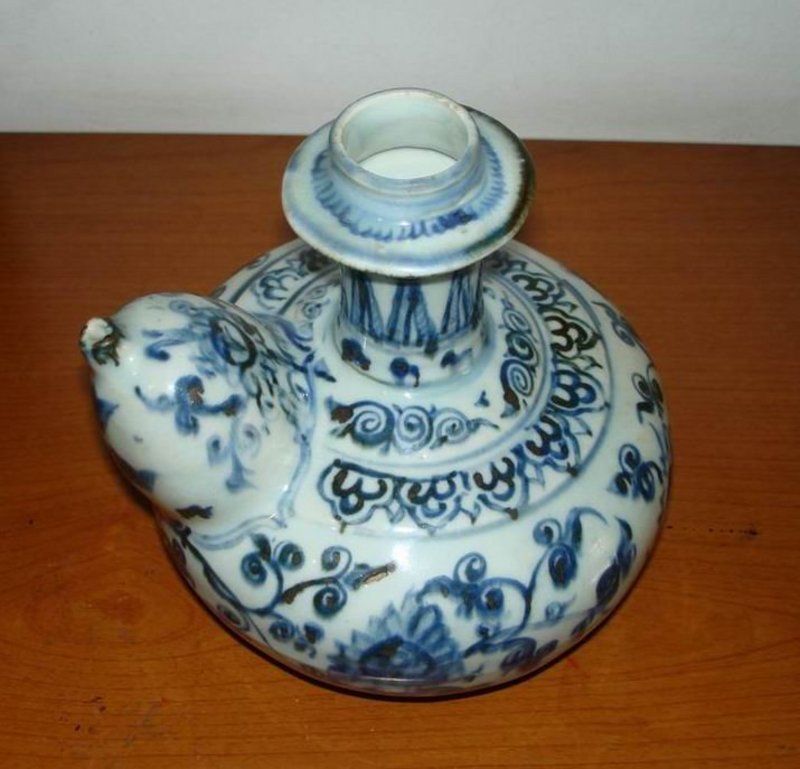 Ming 15th century blue and white kendi