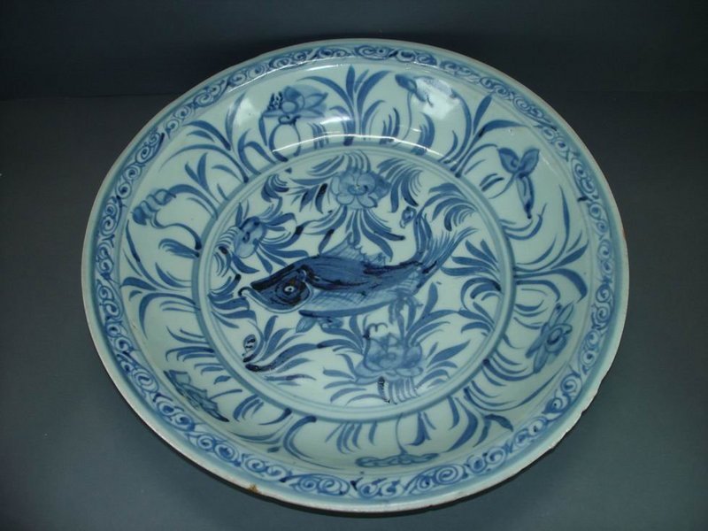Early Ming blue and white dish with large fish motif