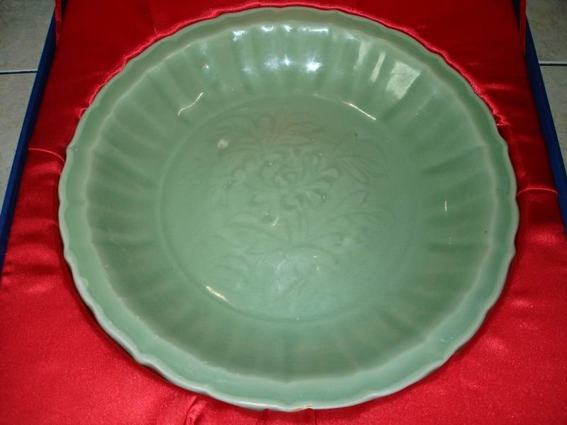 Yuan - Ming longquan celadon dish (flower motif)