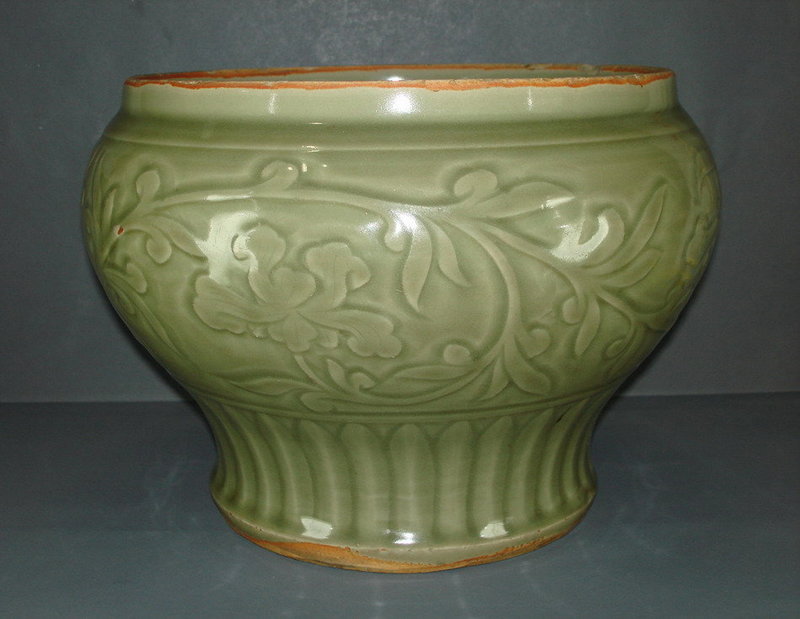 Yuan longquan celadon peony guan jar