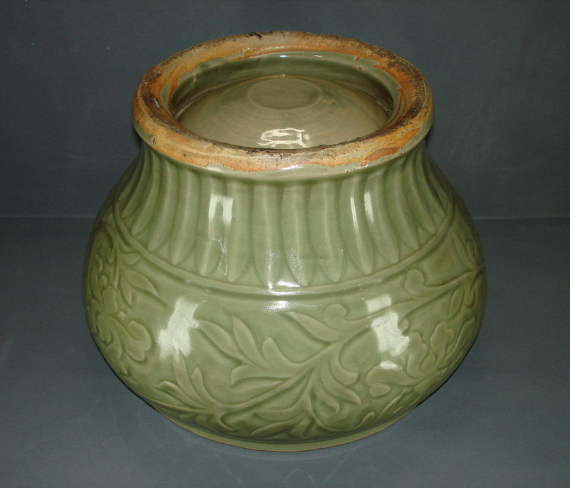 Yuan longquan celadon peony guan jar