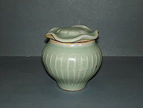 Yuan longquan celadon jar with cover