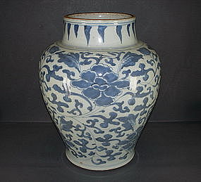 Ming transitional Chongzhen Shunzhi B / W big jar