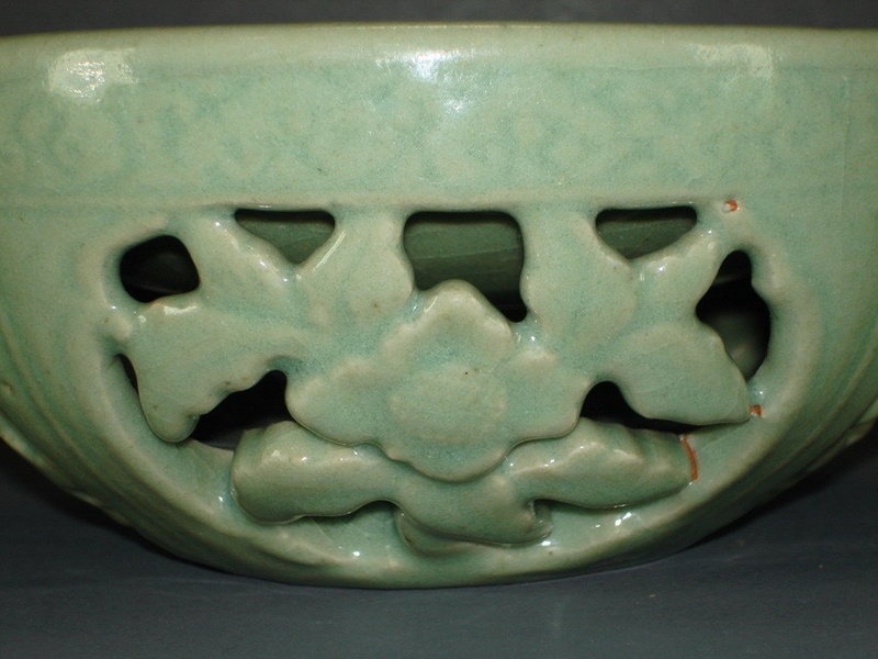 Very rare Ming longquan celadon warmer with open work