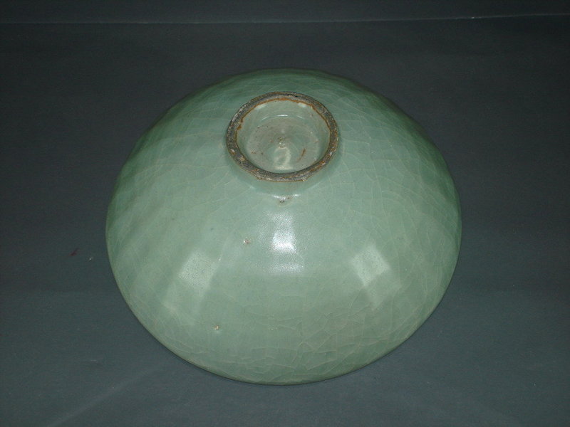 Rare Song dynasty celadon Guan type large bowl