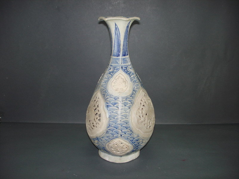 Rare Annamese reticulated octagonal yuhuchun vase