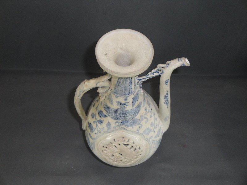 Rare Annamese reticulated blue and white large ewer