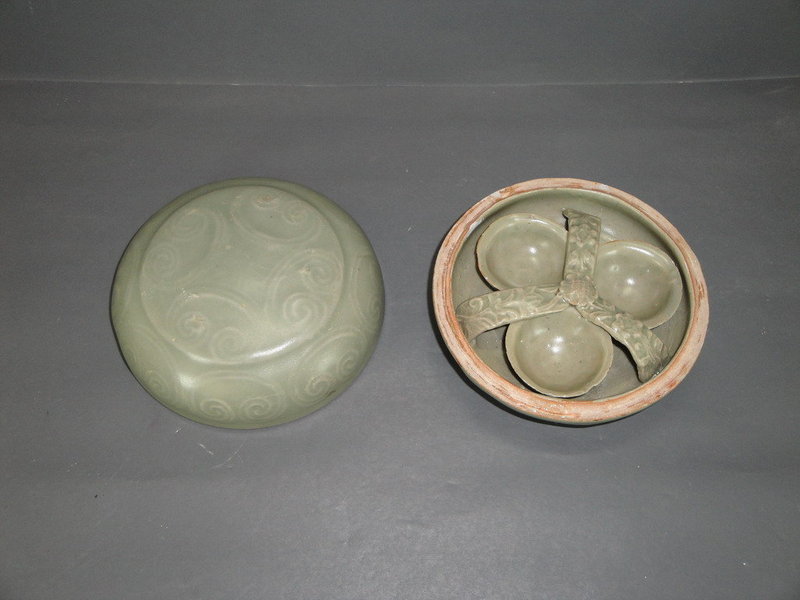Yuan longquan celadon large cover box