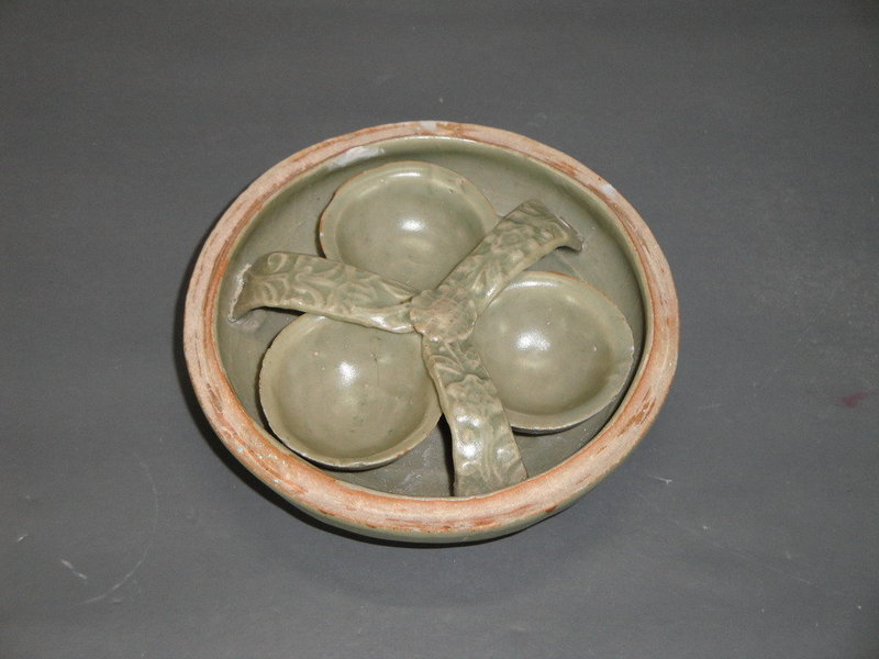 Yuan longquan celadon large cover box