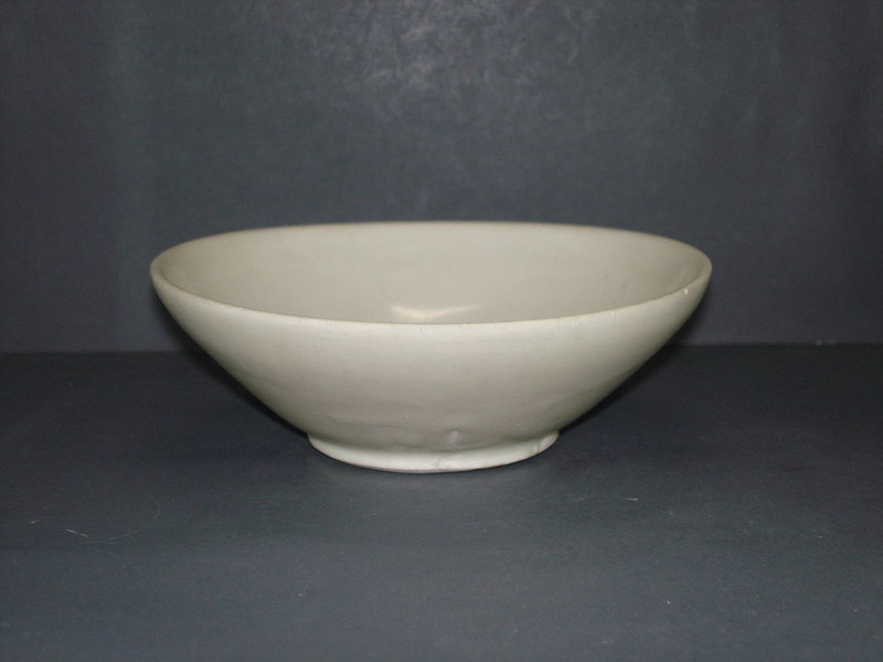 Tang dynasty Xing yao white glaze deep alms bowl