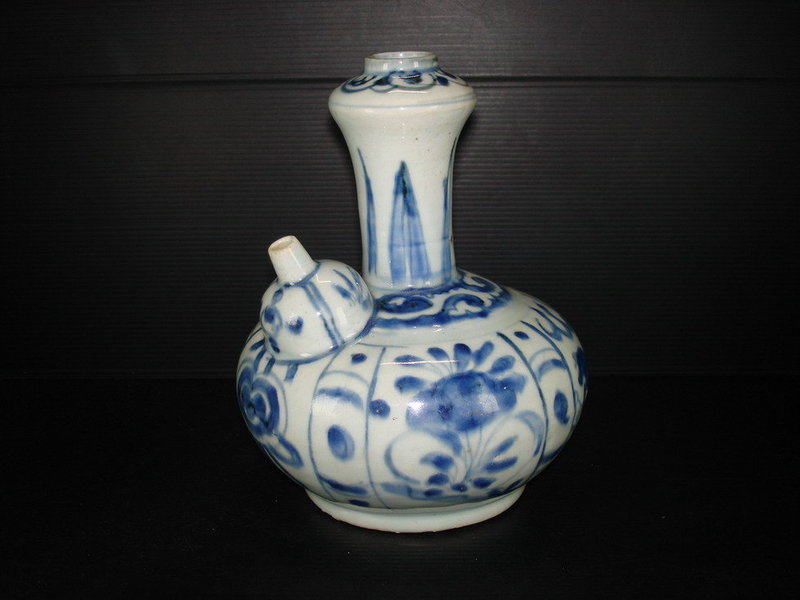 Ming wanli blue and white large pouring vessel / kendi