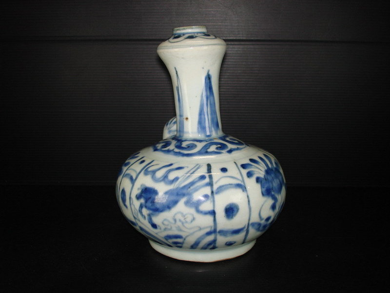 Ming wanli blue and white large pouring vessel / kendi