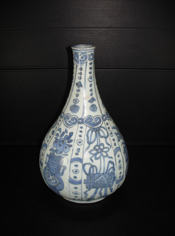 Ming dynasty Wanli period blue and white bottle vase