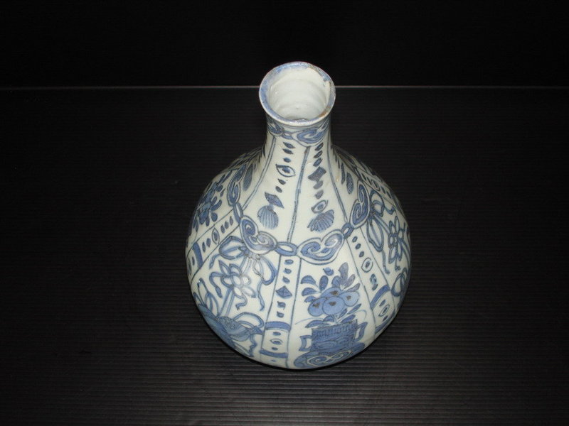 Ming dynasty Wanli period blue and white bottle vase