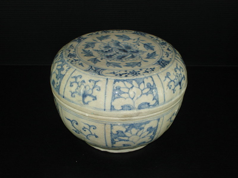Vietnamese blue and white large cover box 16cm
