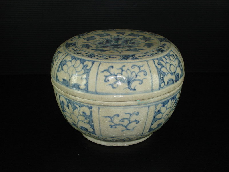 Vietnamese blue and white large cover box 16cm