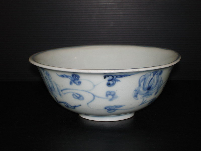 Early Ming Chenghua blue and white palace bowl