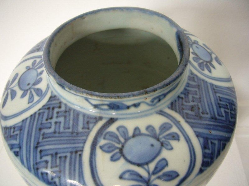 Large Wanli B&amp;W Porcelain Jar