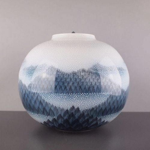Arita Porcelain Fujii Shumei Pot with a lid