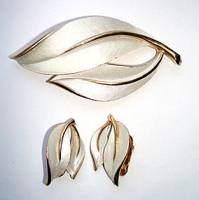 Vintage Signed 3-piece Set Large Brooch Earrings White on Gold Tone