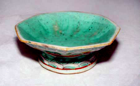 Chinese Hexagonal Nyonya Bowl with Three Fish - 19th C.