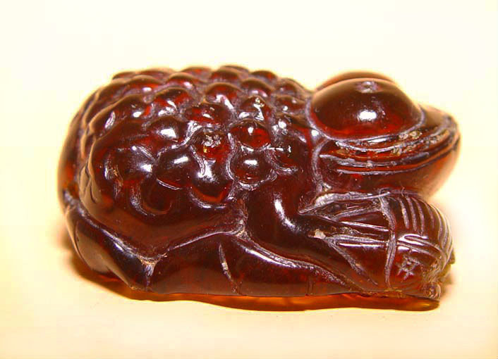 Chinese Auspicious Natural Amber Frog Pendant