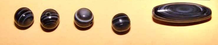 One Chung Agate dZi Bead & Four Round Agate Beads