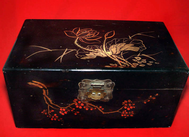 Chinese Lacquered Table Chest with Floral Painting - 19th Century.