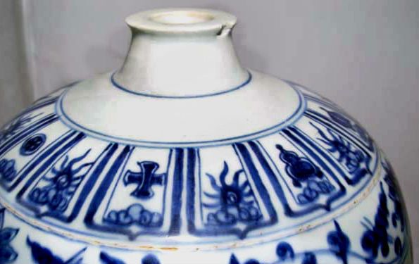 Rare Chinese Large Blue and White Meiping Vase  19th Century