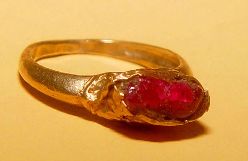 Rare Ancient Ruby Gold Ring - 500 to 900 AD