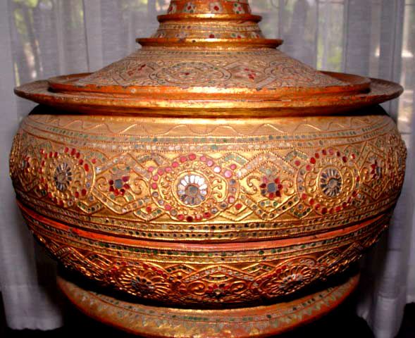 Very Large Royal Burmese Lacquer Gilded &quot;Thayo - 19th C