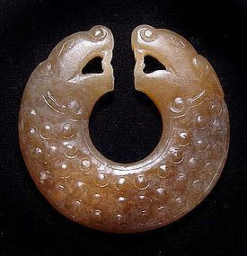 Chinese Jue Jade Dragon Heads Pendant