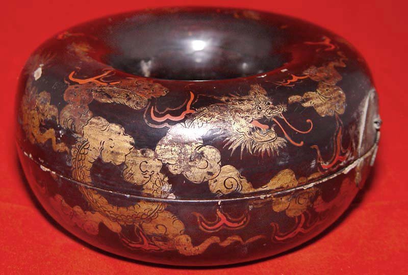 Chinese Ming Lacquered Necklace Holder - 17th Century