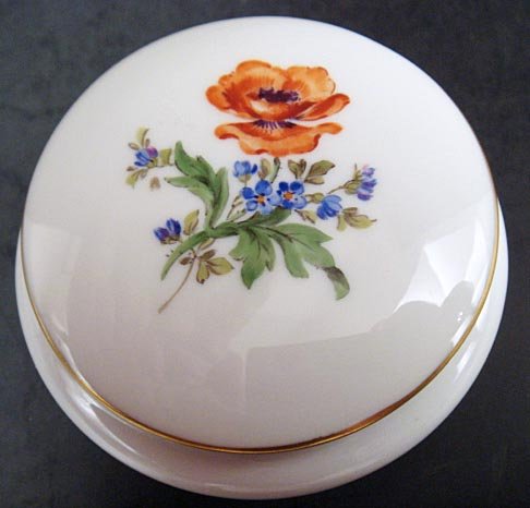 Meissen Trinket box offers piano